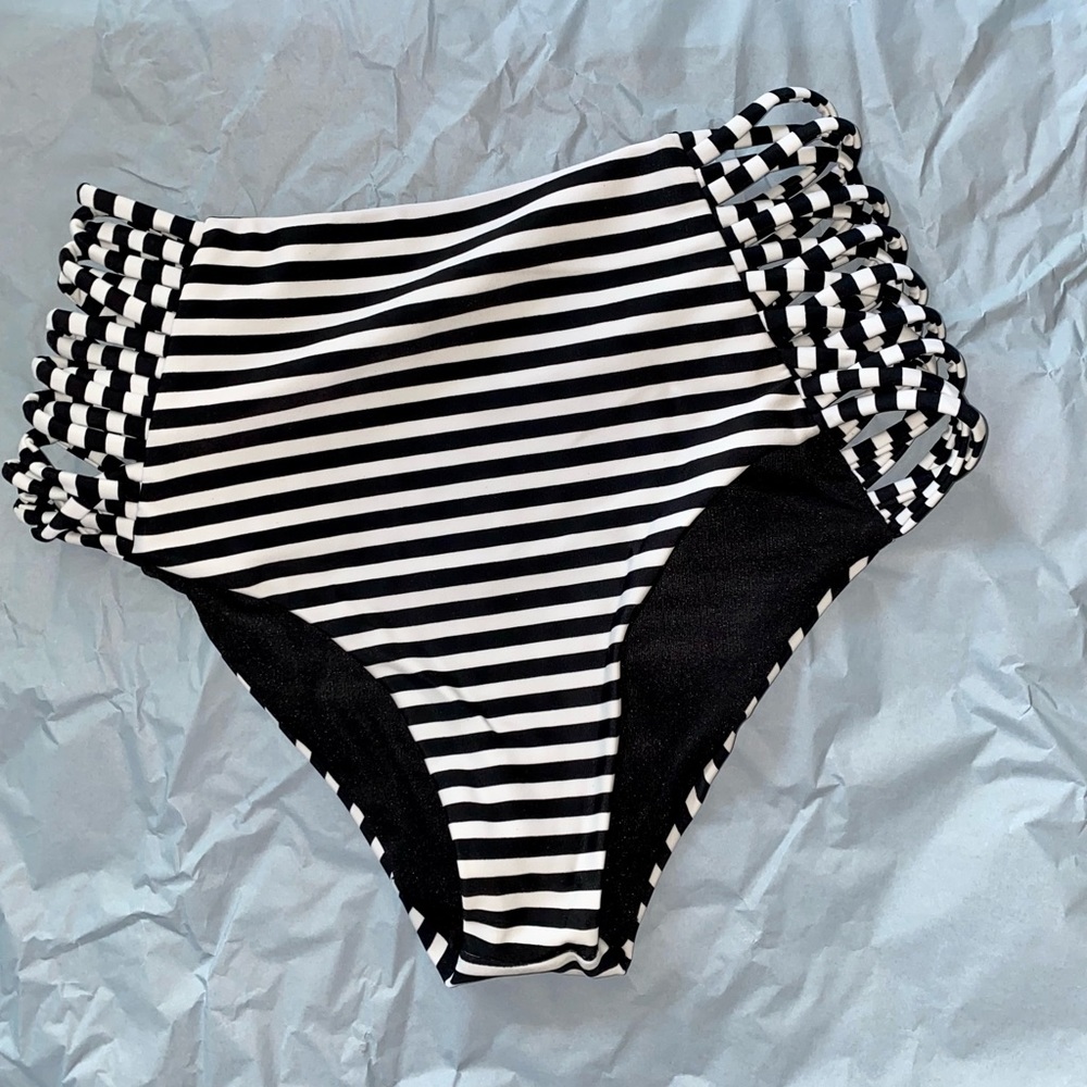 High waist bikini bottom. Blak and white combo.